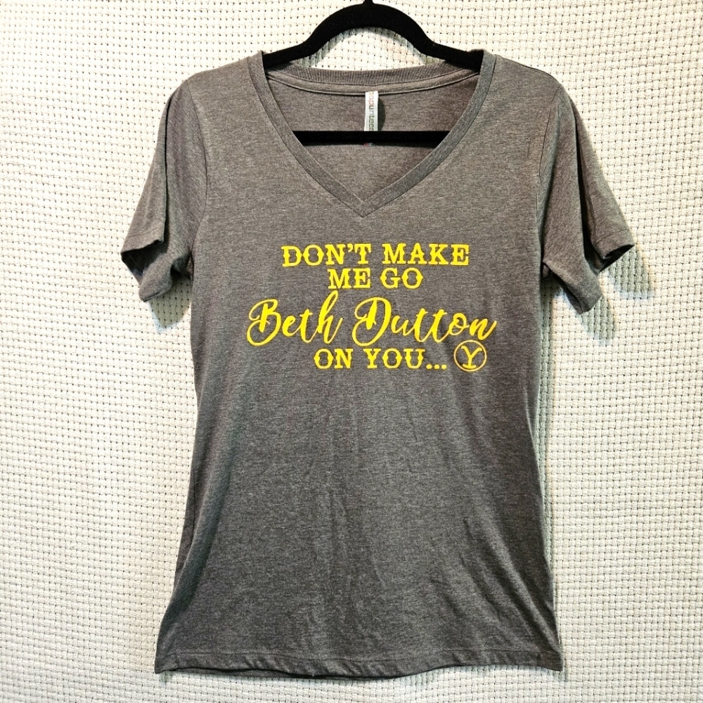 Yellowstone Size Medium Beth Graphic Gray V-Neck T-Shirt